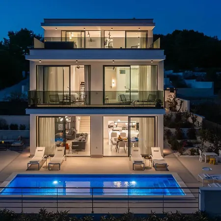 Вилла Luxury Sea Idea With Outdoor Swimming Pool In Okrug Gornji - Трогир
