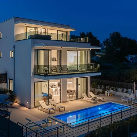 Luxury Sea Idea With Outdoor Swimming Pool In Okrug Gornji -