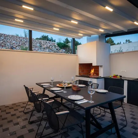 Luxury Sea Idea With Outdoor Swimming Pool In Okrug Gornji -