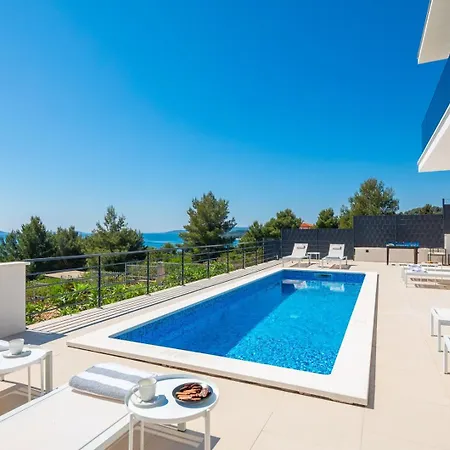 Luxury Sea Idea With Outdoor Swimming Pool In Okrug Gornji -