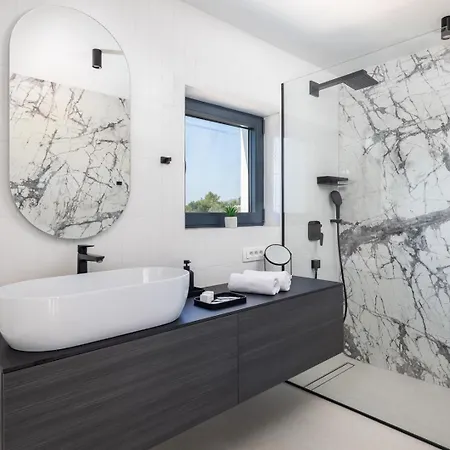 Luxury Sea Idea With Outdoor Swimming Pool In Okrug Gornji - Трогир