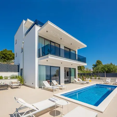 Luxury Sea Idea With Outdoor Swimming Pool In Okrug Gornji -