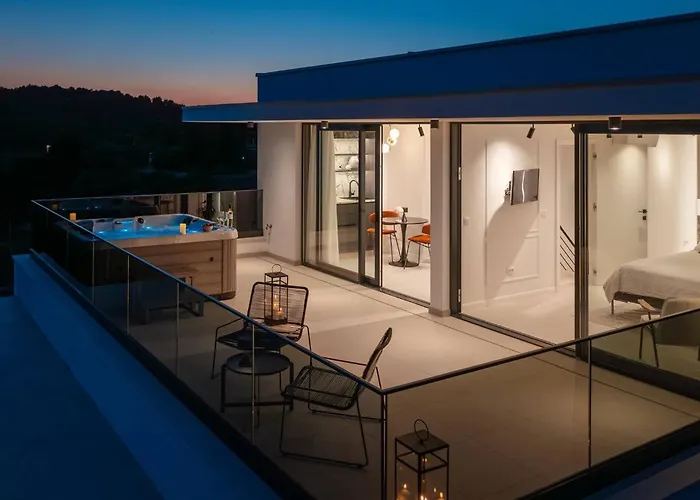 Luxury Sea Idea With Outdoor Swimming Pool In Okrug Gornji - トロギール