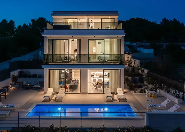 Luxury Sea Idea With Outdoor Swimming Pool In Okrug Gornji - فيلة *