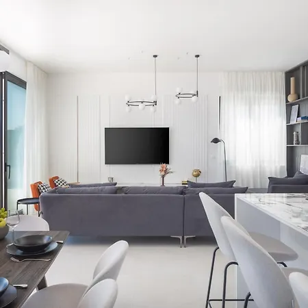 Luxury Sea Idea With Outdoor Swimming Pool In Okrug Gornji -