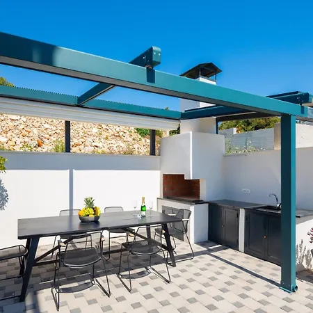 Luxury Sea Idea With Outdoor Swimming Pool In Okrug Gornji -